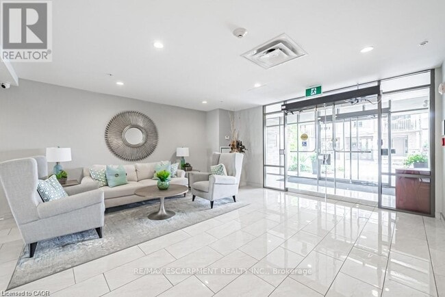 Building Photo - 35 Southshore Cres