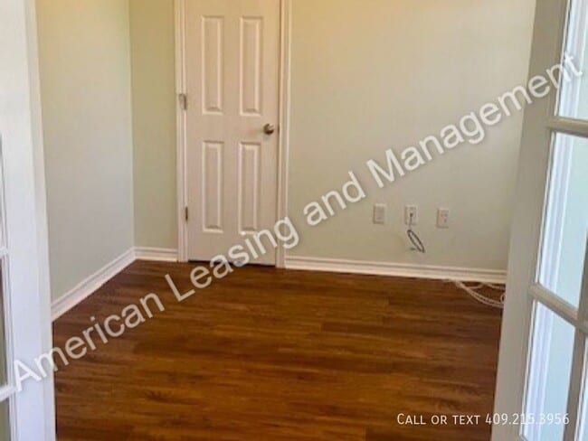 Building Photo - Recently Updated 3/Bedroom 2/Bath Home in ...