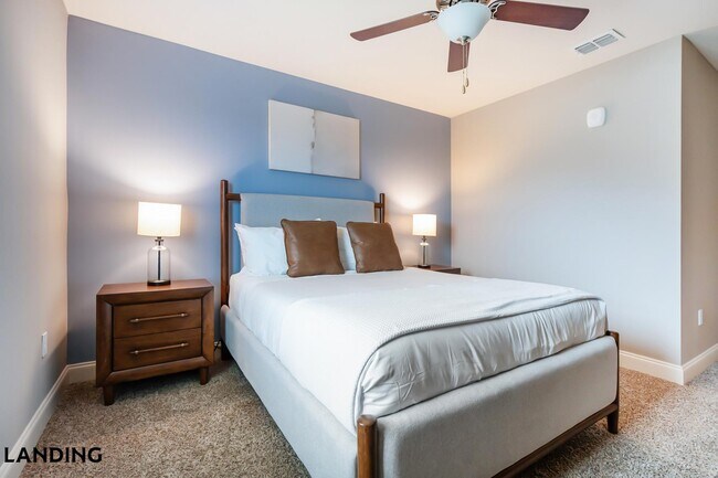 Building Photo - 305 Laredo Dr