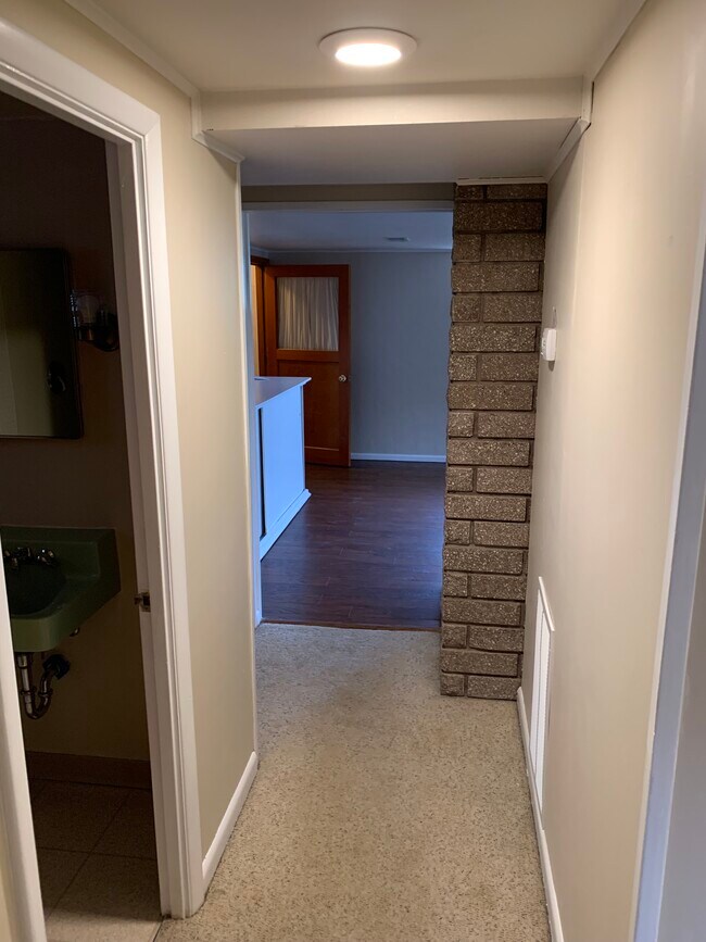 Building Photo - 712 S 13th Ave