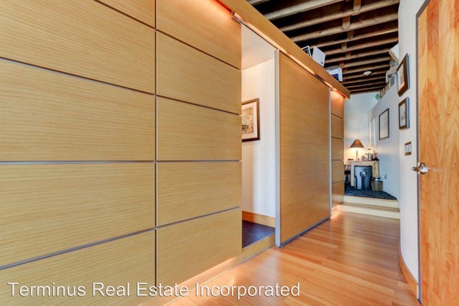 Building Photo - 106 W Summit Hill Dr