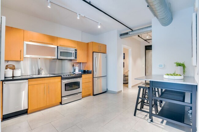 Foto del edificio - Logan Circle Condo | 2 Bed | 2 Bath | 1,000 Sf | 1 Garage Parking Space