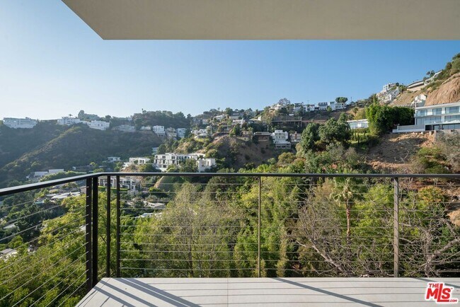 Foto del edificio - 1931 Sunset Plaza Dr