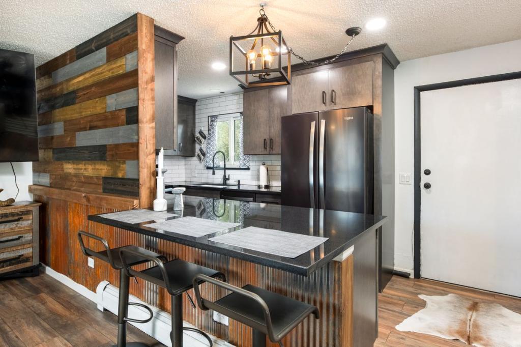 Primary Photo - 2700 S Holly St