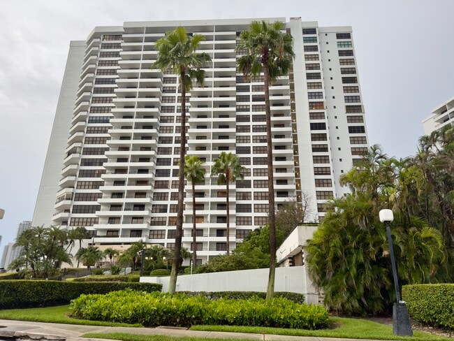 Building Photo - 2500 Parkview Dr