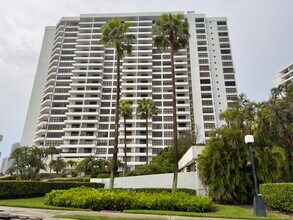 Building Photo - 2500 Parkview Dr