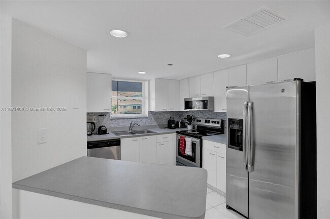 Foto del edificio - 17801 N Bay Rd