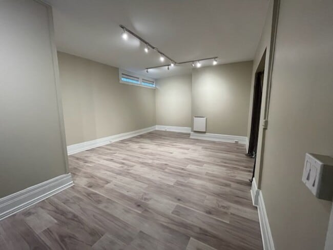 Building Photo - Spacious First Hill condo in the historic ...