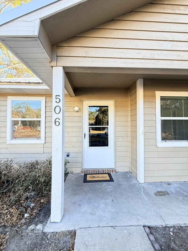 Foto del edificio - 506 Idlewood Cir