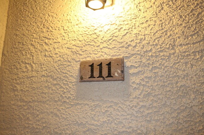 Foto del edificio - Great 2bd, 2bth DOWNSTAIRS unit in GUARD G...