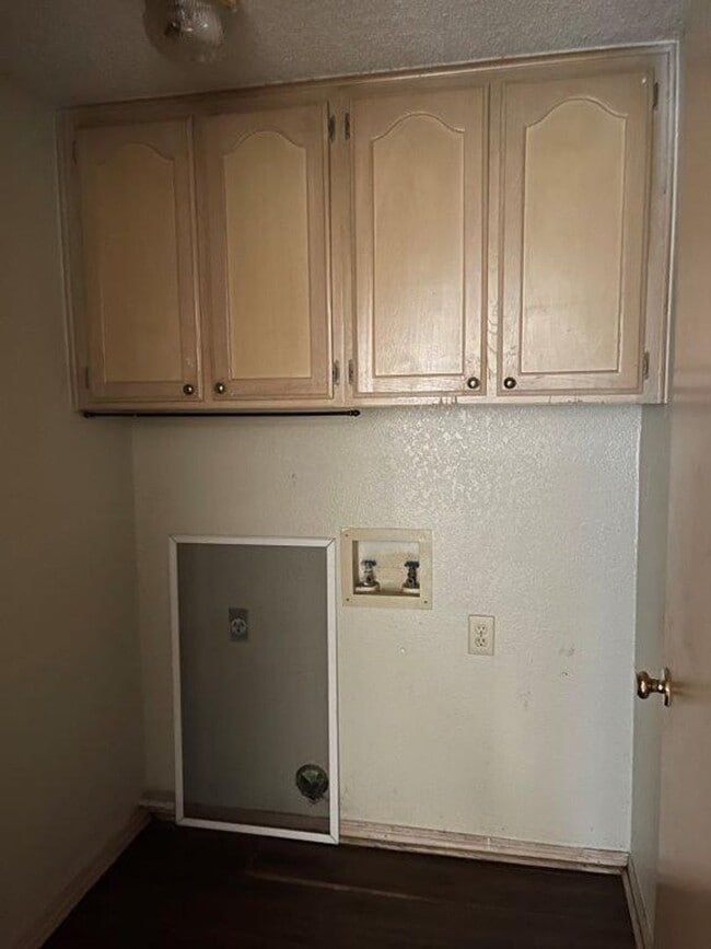 Building Photo - Rare 4 bedroom 2 bath in Moore Schools. 2 ...