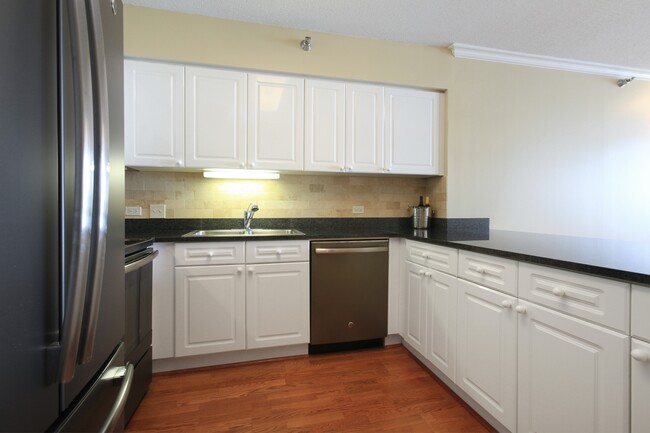 Building Photo - 512 N McClurg Ct