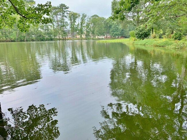 Building Photo - 4 Bedroom Home on the Water! Available 10-...