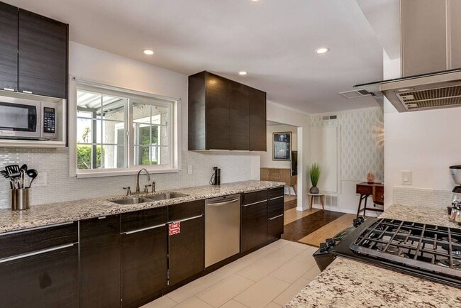Building Photo - Family-Friendly Oasis in North Palm Springs