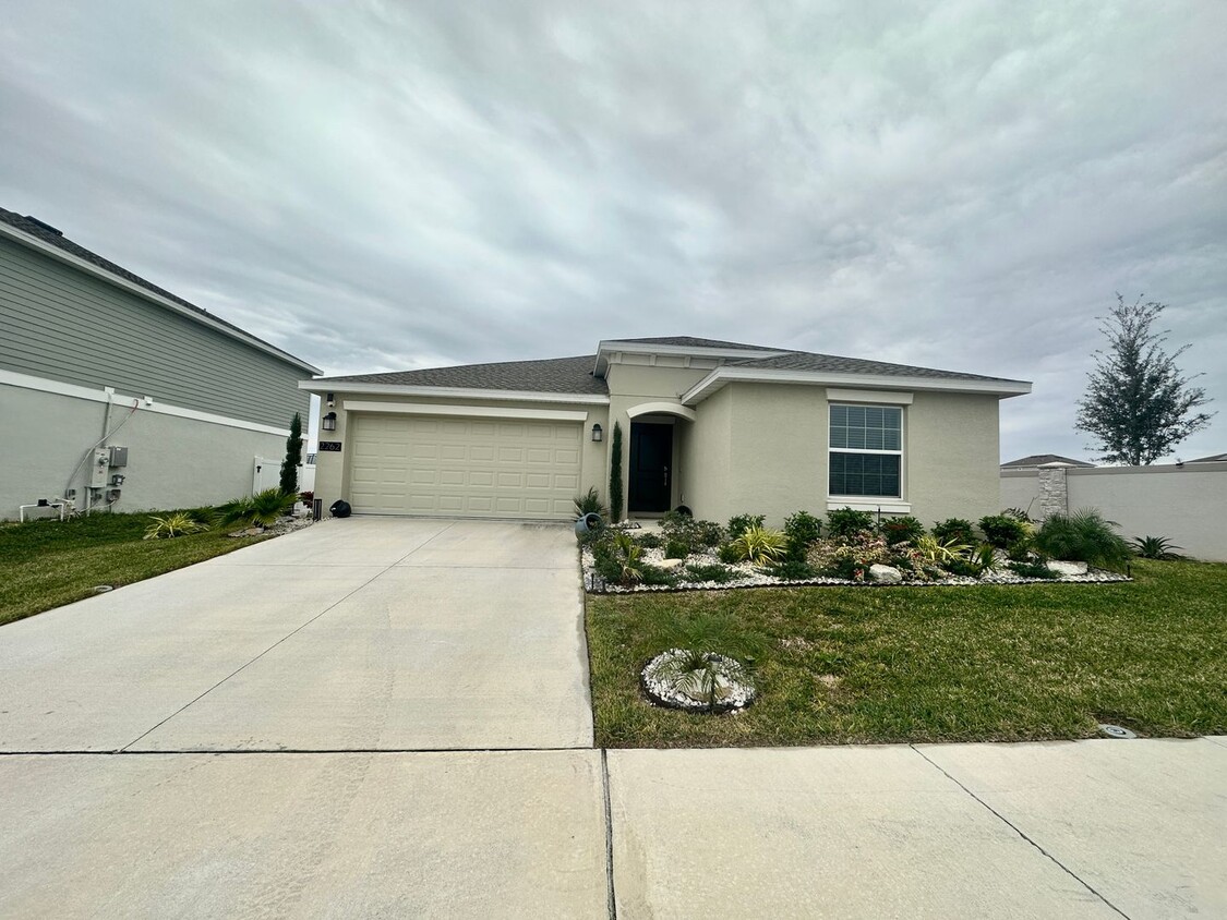 Primary Photo - Brand New 4 bed inCypress Park - Haines City