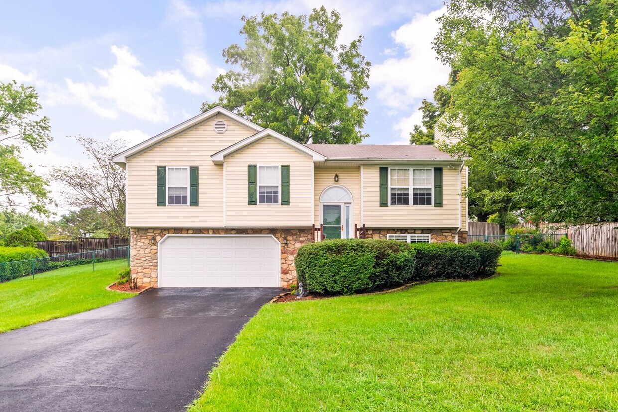 Foto principal - 3 Bed / 3 Bath. Pet Friendly. Easy access ...