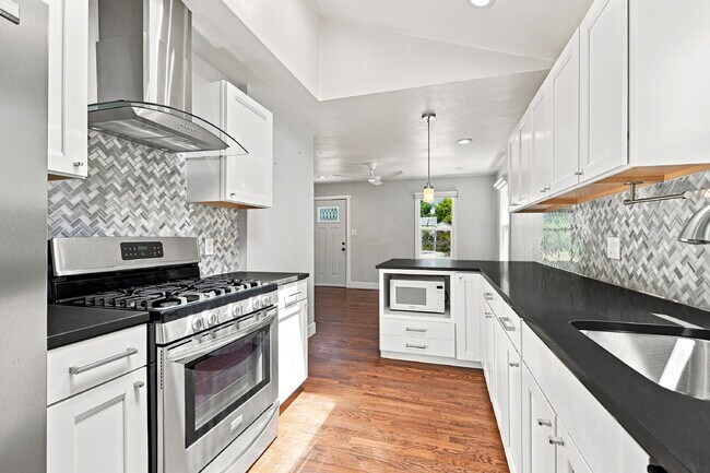 Foto del edificio - $2,190.95 with $300 off the first month's rent, 2 Beds - 1 Bath, Single Family Home in Denver wit...