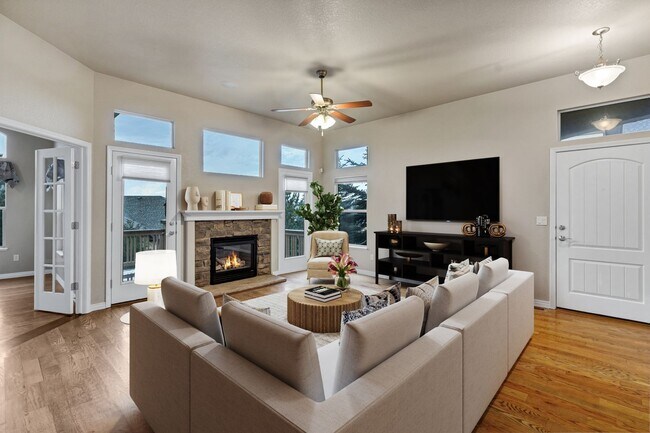 Foto del edificio - LUXURY PATIO HOME IN DISTRICT 20 SHOWING B...