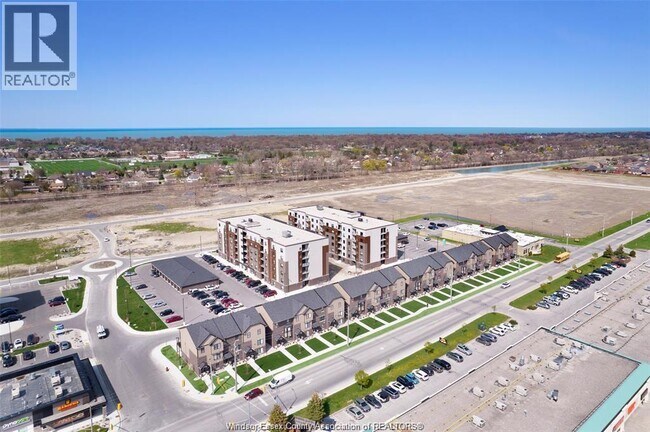 Building Photo - 725 Brownstone Dr