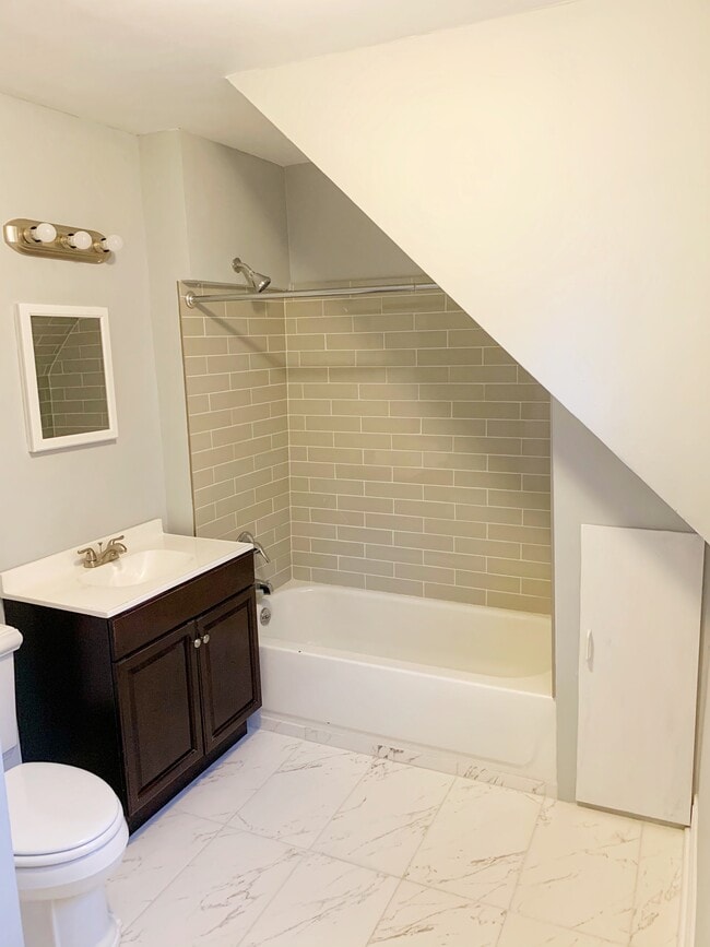 Unit 2 bathroom - 3240 N Troy St
