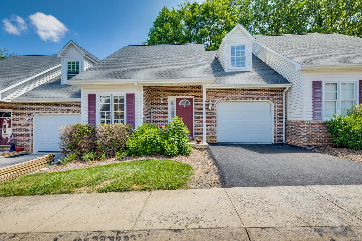 Primary Photo - 28 Cherokee Ridge Ct