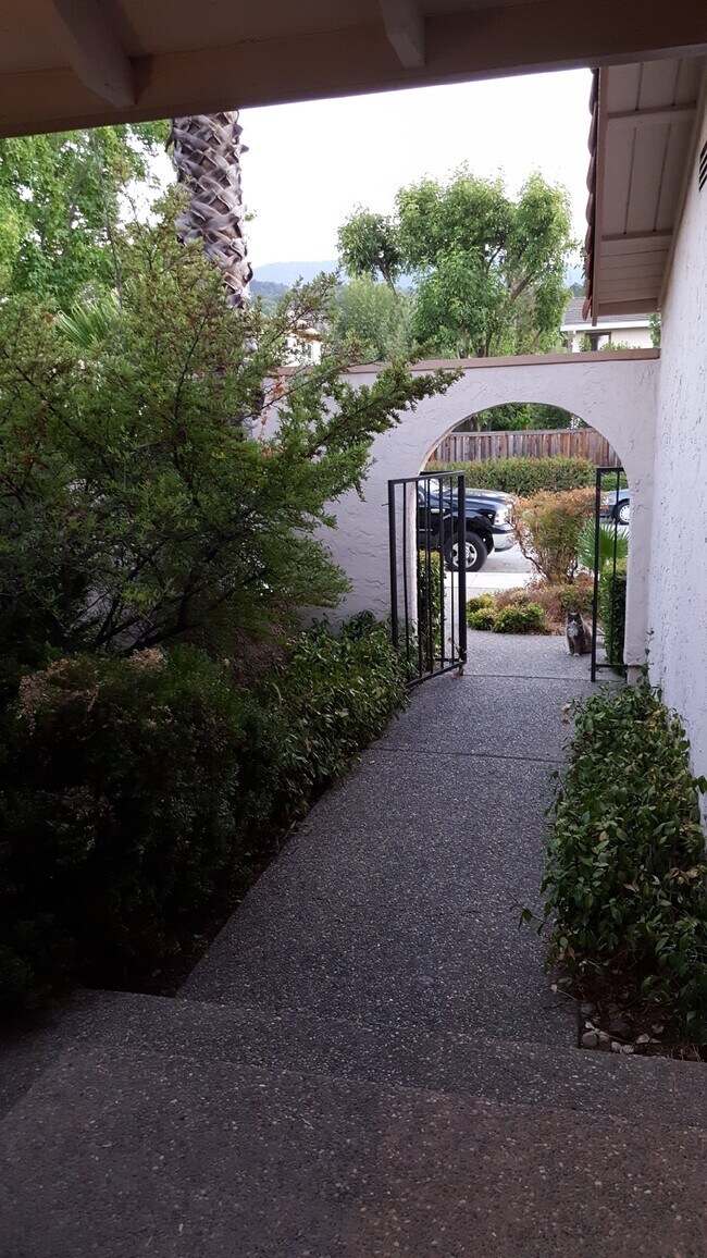 Building Photo - 6606 Skyfarm Dr
