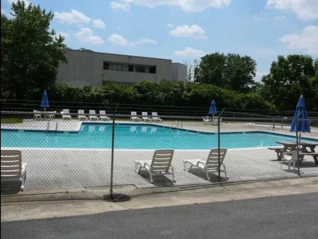 Building Photo - 11 Warren Lodge Ct