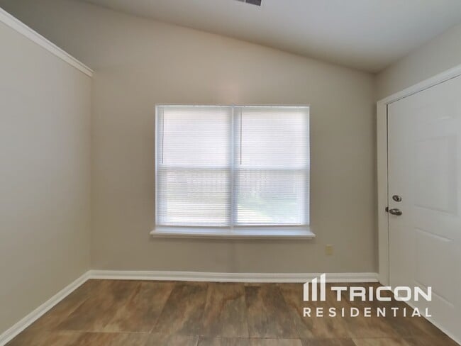Foto del edificio - 4921 May Ridge Ln