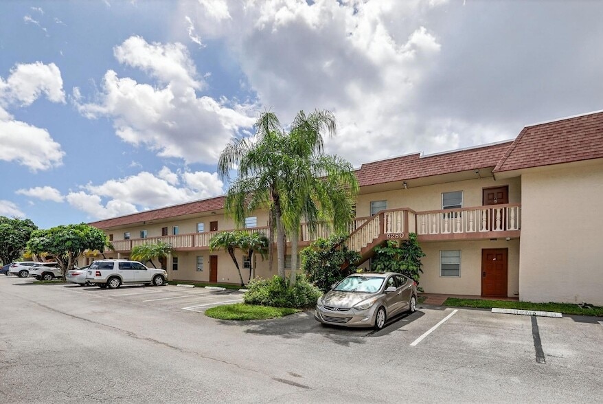 Foto principal - 9280 SW 3rd St