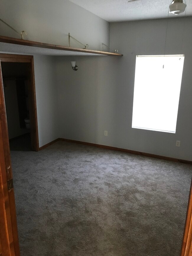 921 Dakota Street Unit D, Leavenworth, KS 66048 Apartments in