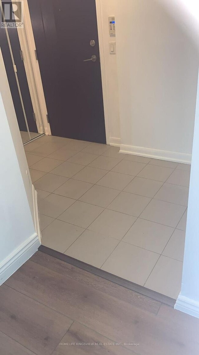 Photo du bâtiment - 215 Sherway Gardens Rd