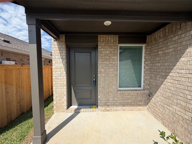 Building Photo - 16815 Spotted Oak Dr