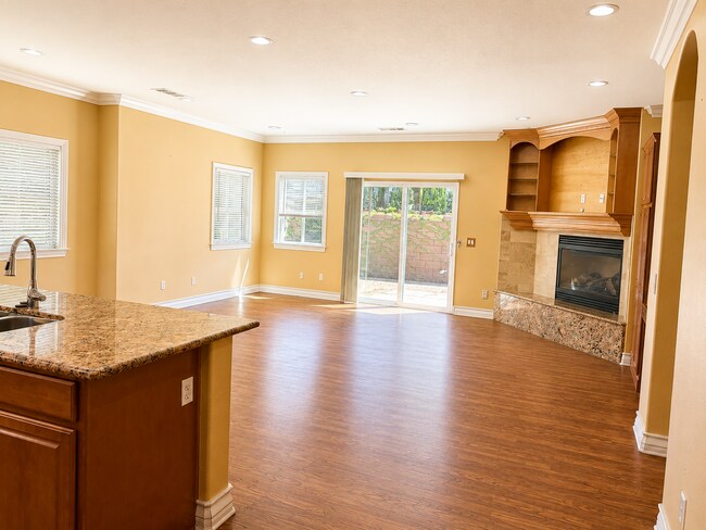 Building Photo - Spacious 3-Bed, 3-Bath + Bonus room as office/den.  Great room - Open Kitchen with island.  Gem i...