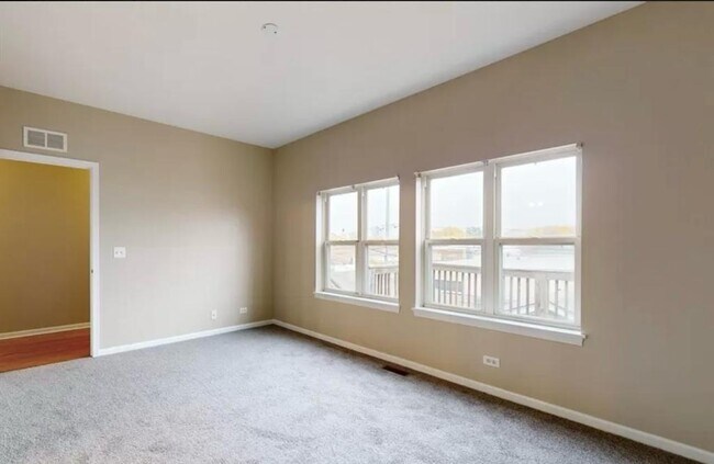 Building Photo - 5337 W Galewood Ave