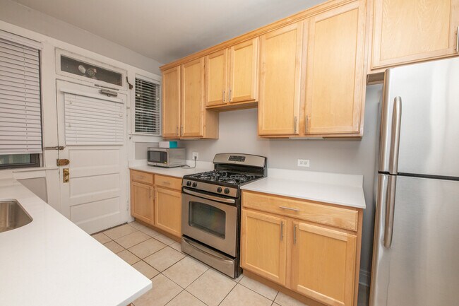 Building Photo - 1008 Hinman Ave