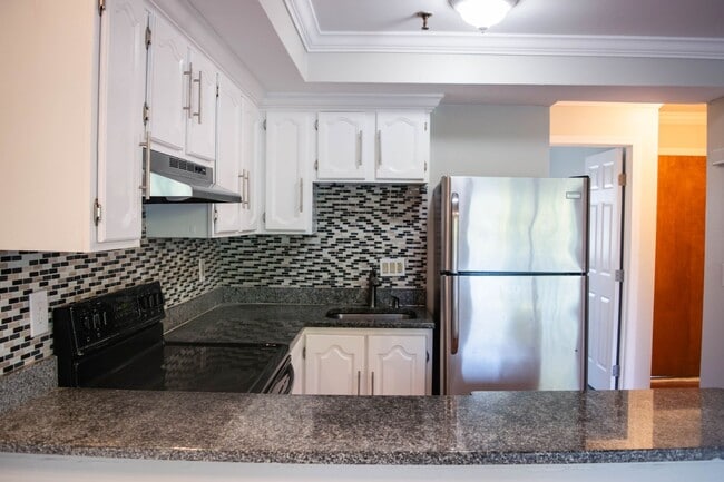 Building Photo - 678 Savin Ave