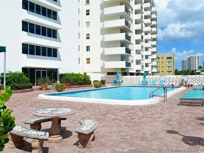 Building Photo - 401 Golden Isles Dr