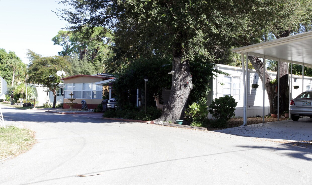 Building Photo - 3078 Tamiami Trl E