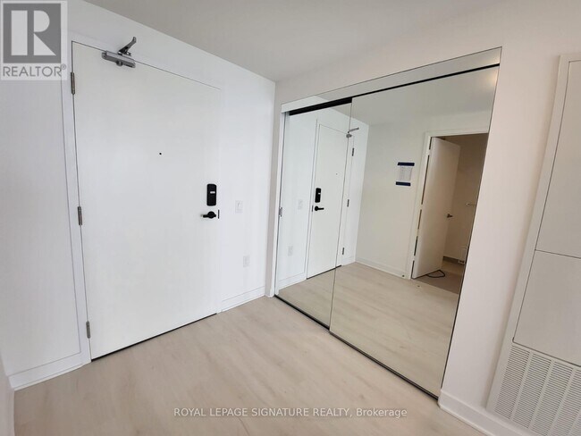 Photo du bâtiment - 3900 Confederation Pkwy