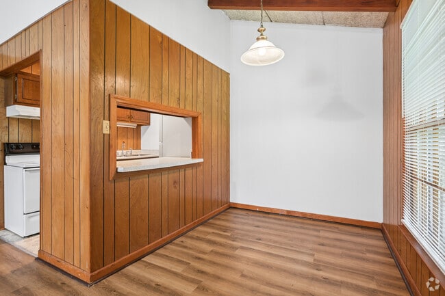2BR, 1BA - 795SF - Dining Room - Willow Creek