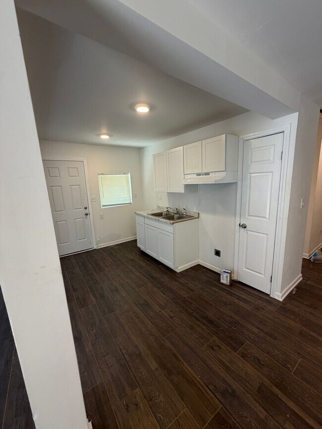Building Photo - 851 N Claybrook St