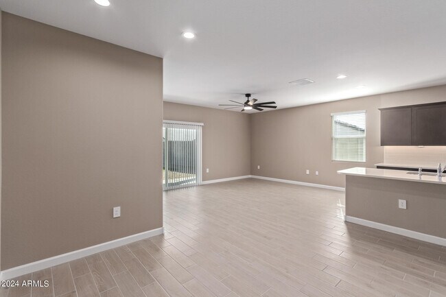 Foto del edificio - 24223 W Ripple Rd