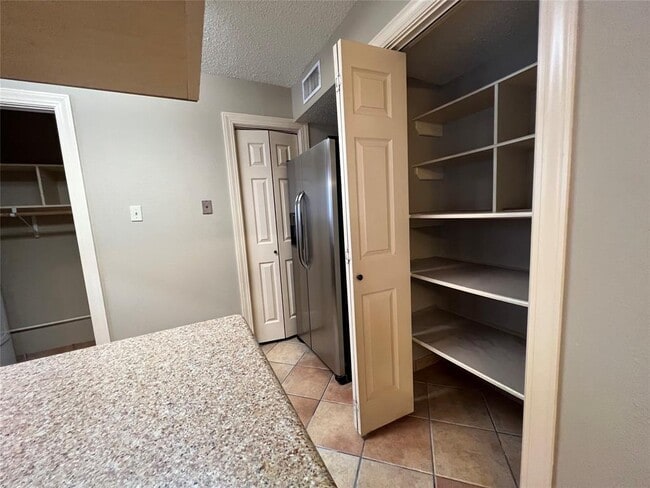 Building Photo - 508 Hickory Dr