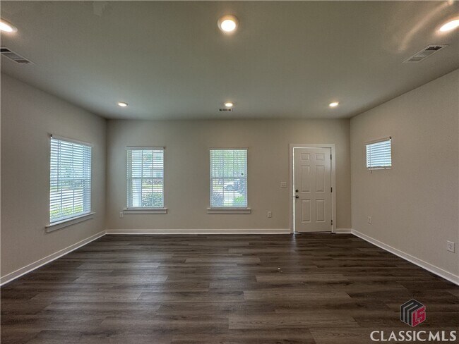 Building Photo - 681 W Vincent Dr
