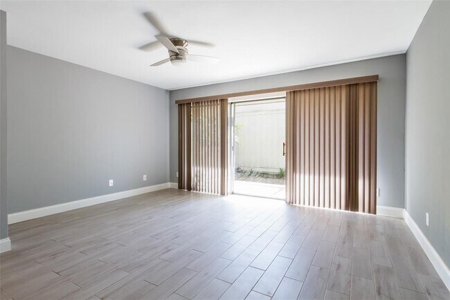 Foto del edificio - 457 Bendwood Dr