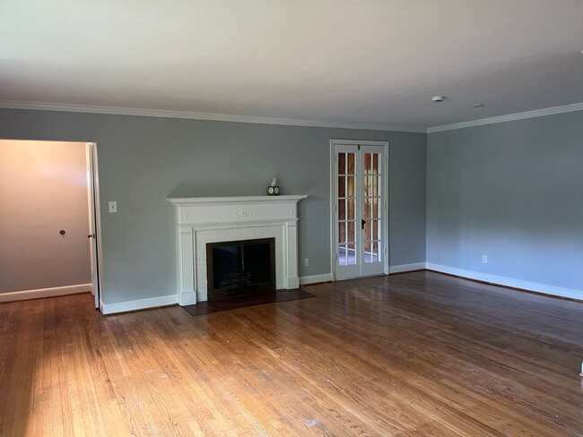 Building Photo - Renovated Rambler Close to Walter Reed, NI...
