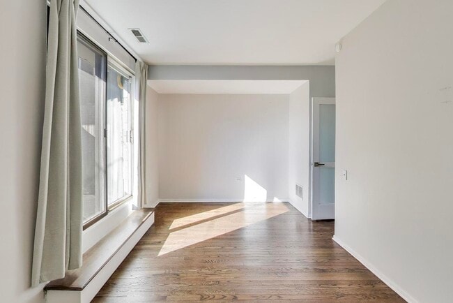Foto del edificio - 2743 N Wayne Ave