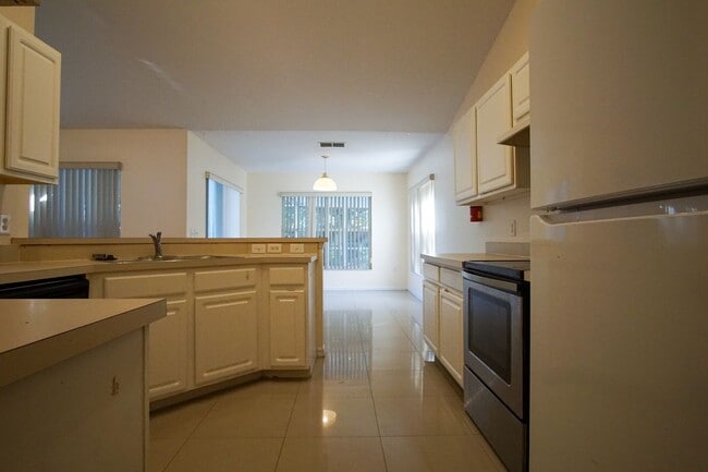 Building Photo - 4 bed Family Single Home Available for Rent in Davenport !!!