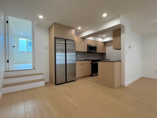 Building Photo - WeHo 1 Bed 1 Bath with W/D in unit, new kitchen, and walk-in closet!