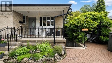 Building Photo - 32 Thorncroft Crescent